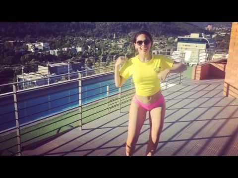 Stephanie Valenzuela contorneando su hermoso cuerpo