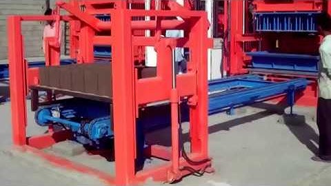 Conmach BlockKing-30FSS Concrete Block and Interlock Making Machines during 20 cm Block Production