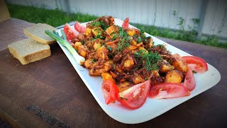 Жареная картошка с тушенкой в казане. Походная кухня.