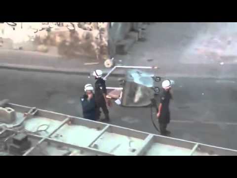 مرتزقة آل خليفة تسرق أحذية المتظاهرين ههههه 