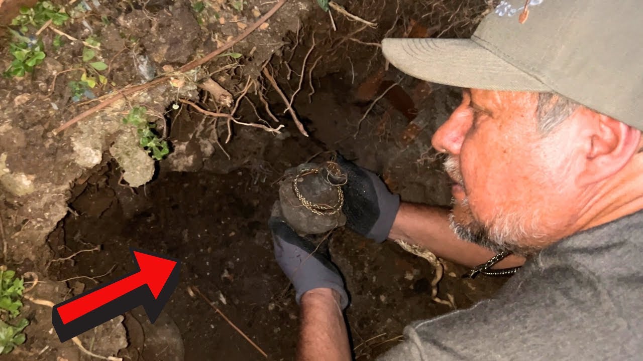 Encuentro IMPRESIONANTE TESORO ! oculto por más de 60 años bajo tierra ⚱️❌ 