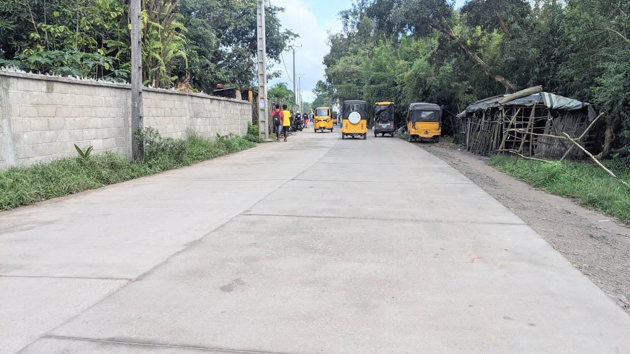 À la route fraîchement entretenu d'Andranomadio