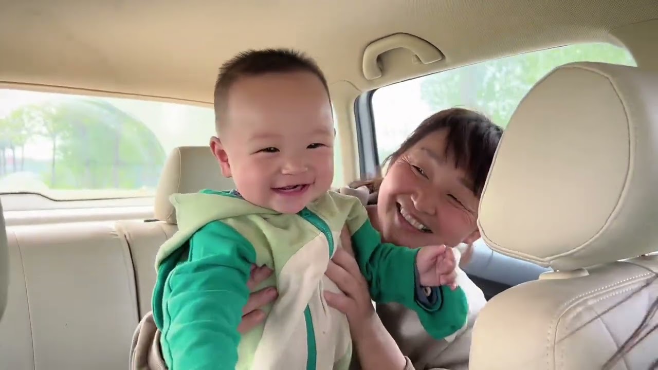 瑞瑞和小董看上了一个鞋柜让婆婆去还价。还来的价位瑞瑞非要给婆婆买身衣服，婆婆说不想花我们的钱#小董家里事 #vlog十亿流量扶持计划