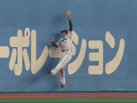 先制タイムリーをはなった埼玉西武・佐藤友亮が守備でも魅せる