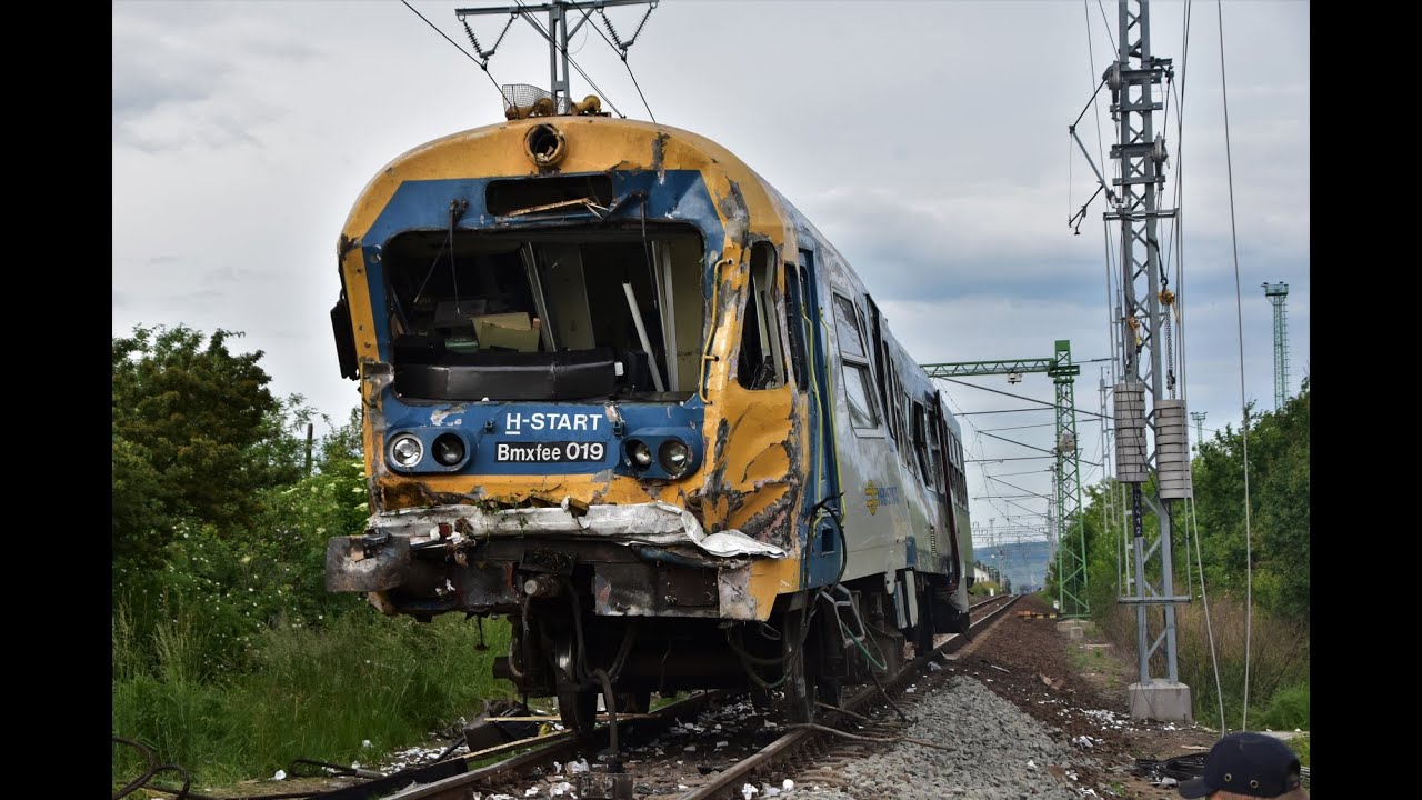 Vasúti baleset Sátoraljaújhely - a kocsi kiemelése