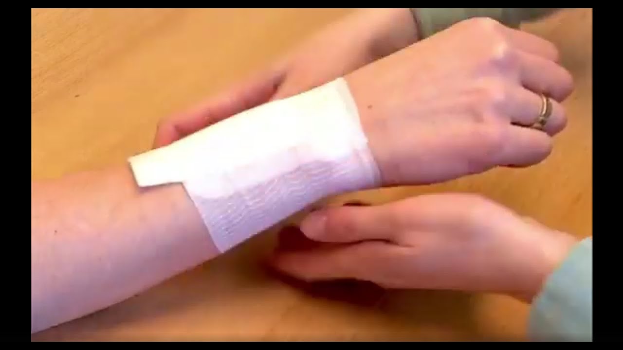 Wond verbinden met zalfgaas en verband