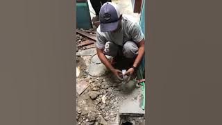 Minim Bahasa Inggris, tukang ledeng ini pake bahasa lucu saat komunikasi dengan Bule icik plug here