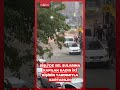 İstanbul Şişli'de sel suyuna kapılan kadın iki kişinin yardımıyla kurtarıldı #shorts #şişli #sel