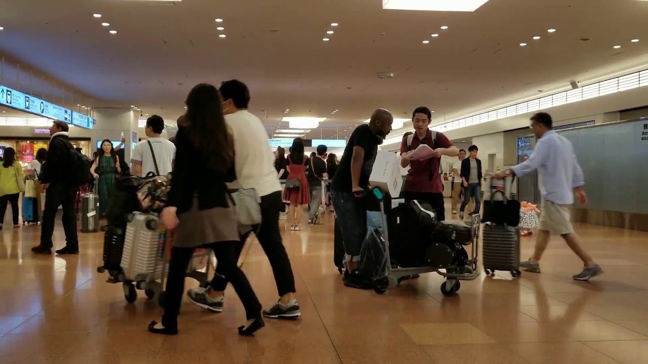 夜10時の羽田空港国際線到着ロビー・象気功 Haneda Airport International Terminal Arrival ...