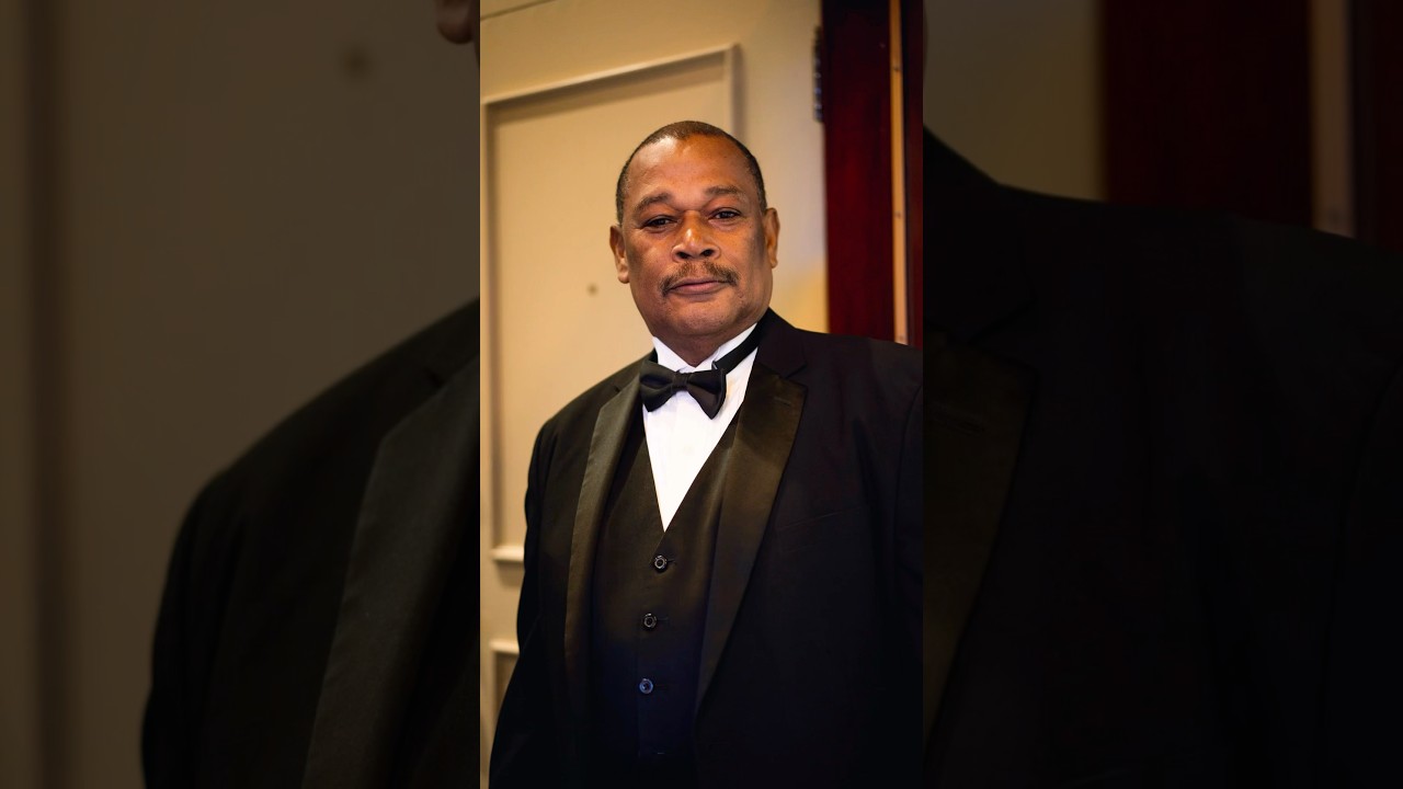 Take photos of strangers in Toronto (Yonge Street)