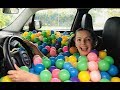 Fran fez uma piscina de bolinha no carro - Fran ball pool in car - Fun Kid Video