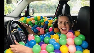 Fran fez uma piscina de bolinha no carro - Fran ball pool in car - Fun Kid Video