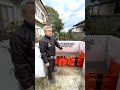 \ なぜ浸水しない!?🚨/この赤い板は、【Flood Guard】という止水板で、軽い板にも関わらず、大量の水が押し寄せても倒れない作りになっています。#止水板 #フジ鋼業 #水害対策 #洪水