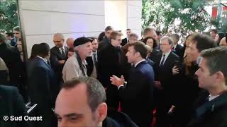 Emmanuel Macron fermement interpellé par un professeur à Pau
