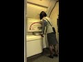 チーフパーサー入念のドアチェック B777-300ドアクローズ