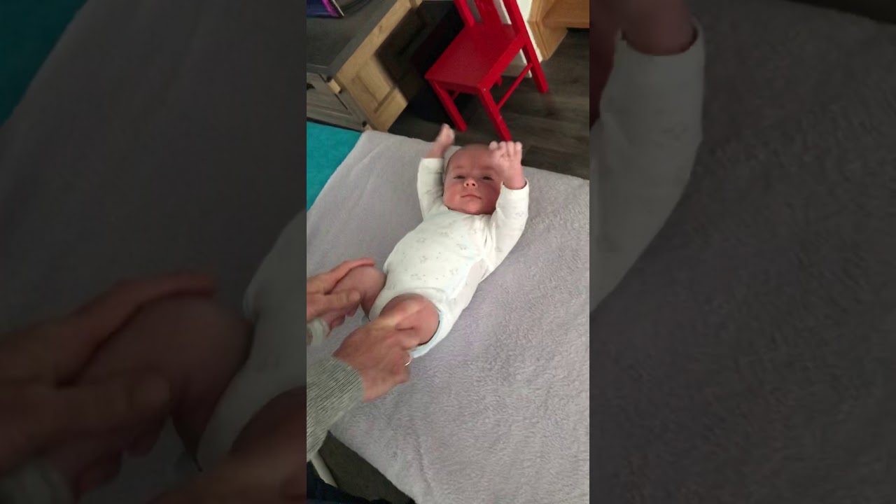Massage du ventre de mon bébé variante