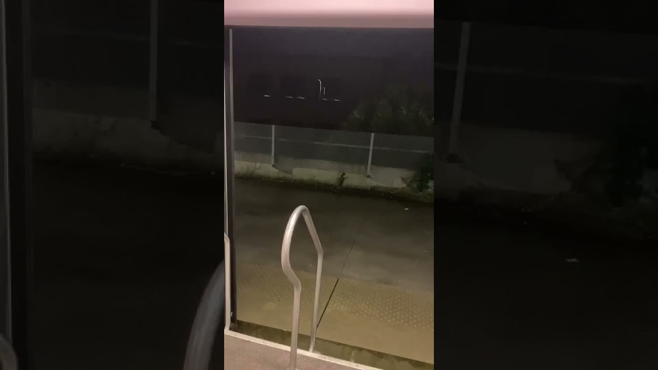 Deuren sluiten van een M6-dubbeldeksrijtuig in Genk