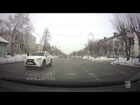 Нарушение:  Гос номер Н888УА72. Красный по встречке.