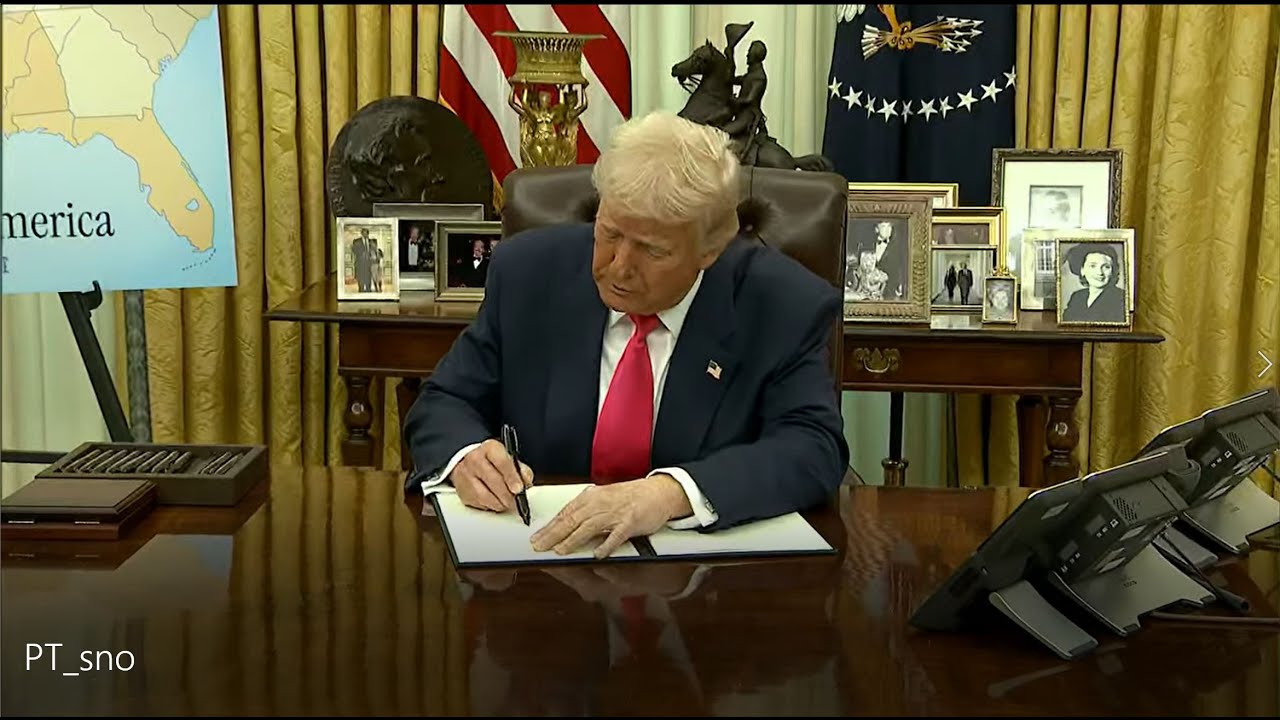 特朗普总统签署新的行政命令 President Trump sign new executive orders - YouTube