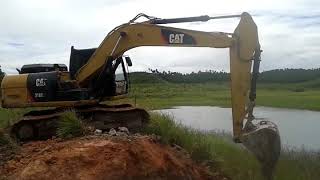 CAT 319 TRABALHANDO EM UMA BARRAGEM