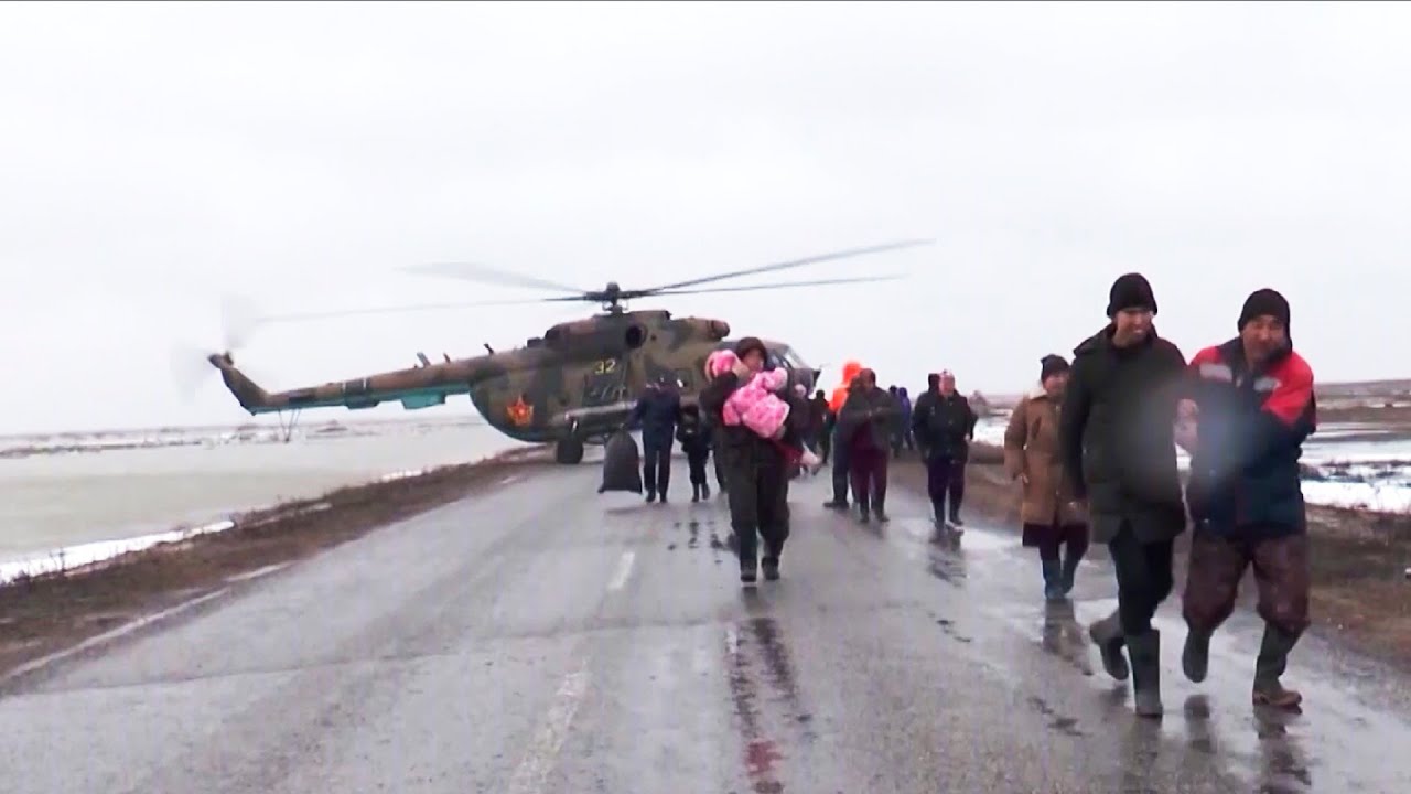 Аулы полностью затоплены водой. Людей на вертолетах эвакуируют в убежища в Казахстане