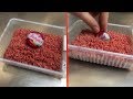 Il enroule de la viande hachée autour de cinq Babybels. Regardez ce qu'il fait après !