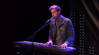 Andrew McMahon performing Swim at 94/7 Sessions