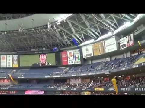 20140430オリックスバッファローズ勝利の金色ジェット風船～選手ハイタッチ