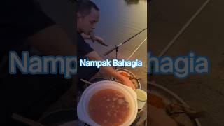 Download Lagu Nampak sangat bahagia MP3 Download Lagu Nampak sangat bahagia MP3