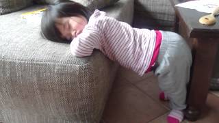 20101207 2歲4個月的娜娜*站著睡覺