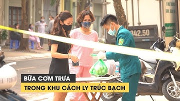 Bữa cơm trưa của người dân trong khu cách ly phố Trúc Bạch, Hà Nội