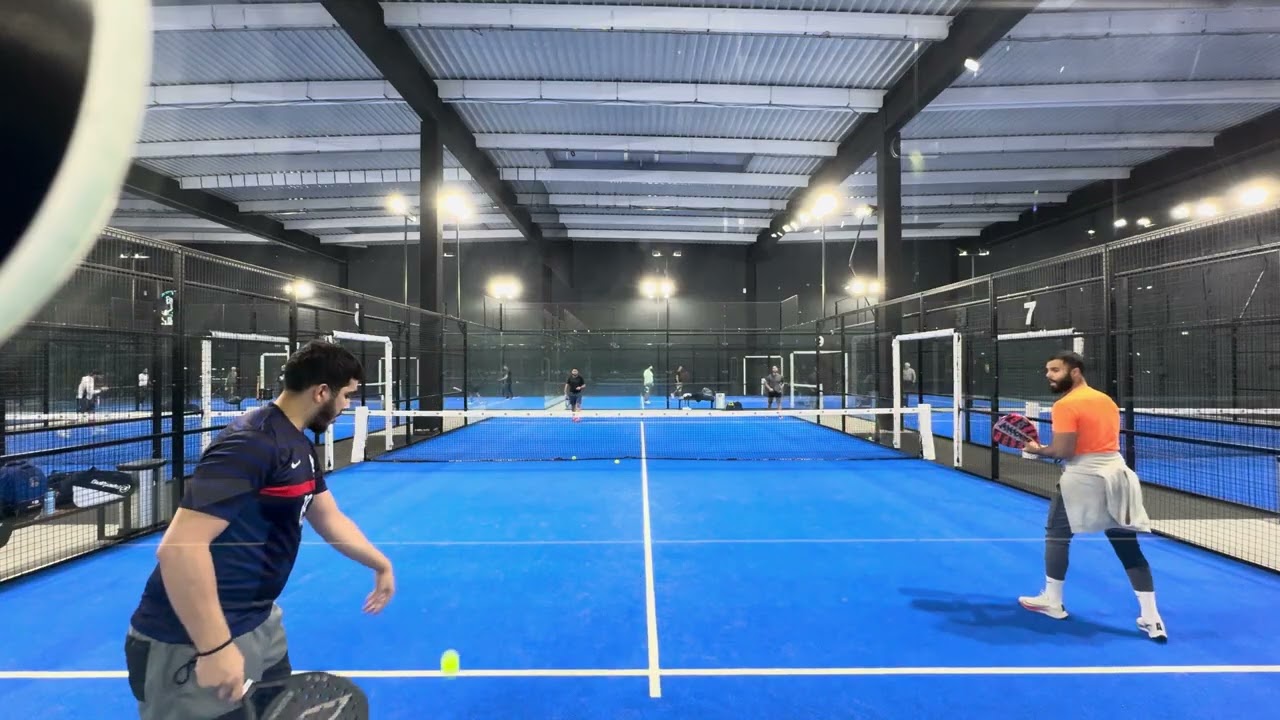 Deux inconnus nous bousculent! On les affrontent !