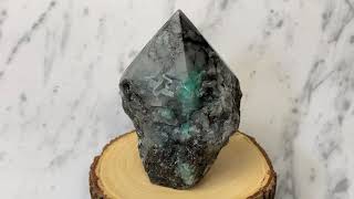Emerald - A Healing Crystal Quick Introduction Guide to Manifesting with Crystals