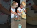 Дети готовят торт дома. Очаровательное видео! #naomi #beach #funnybaby #наоми #наоми #kids #funny