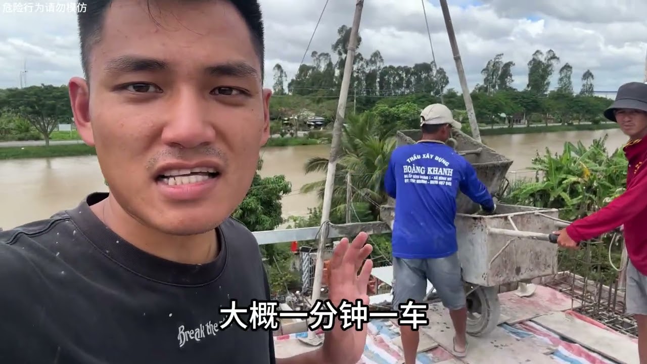 越南建房二层封顶，中国女婿给发红包，亲戚来了都在夸！