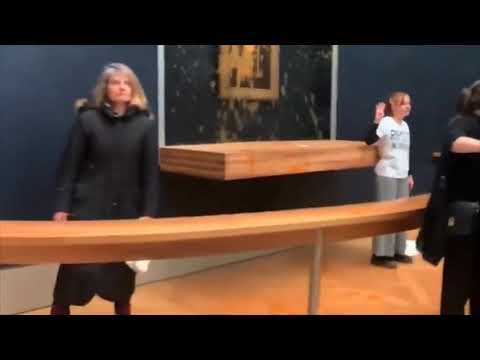 Dos activistas tiran sopa al cuadro de la Mona Lisa