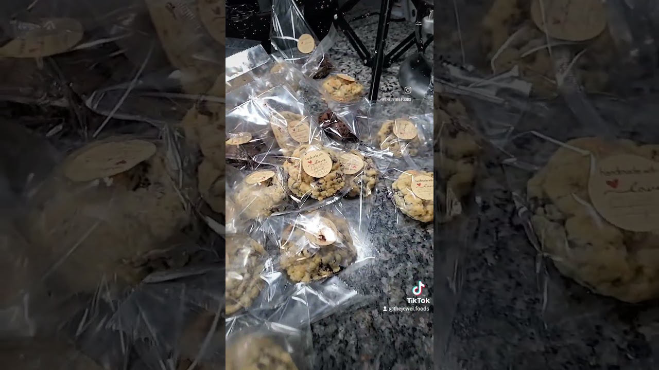 Packaging cookies 