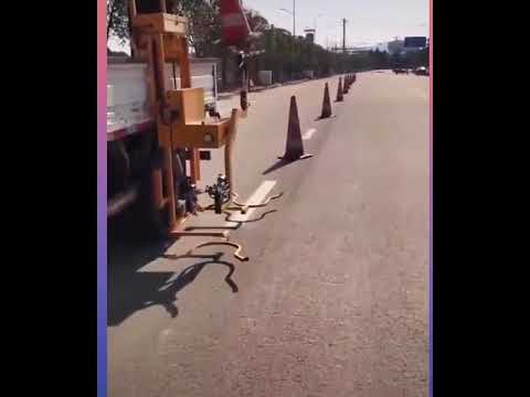 شاهد كيف يتم تجميع حواجز المرور