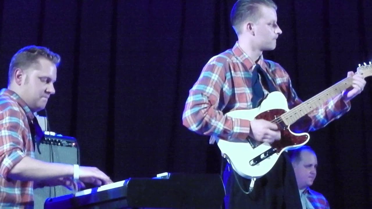 Sara Dee & The Foxhunters - Rockin On My Guitar