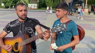 Циган з гітарою Вова і його колега заспівали для іноземців оцініть