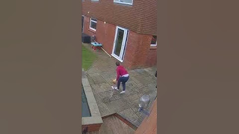 my wife went into the garden at the perfect time 😲#ladbible