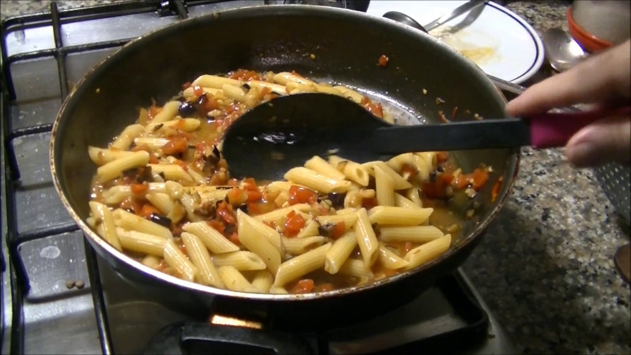 Maccheroncini con cubetti di melanzane e pomodorini