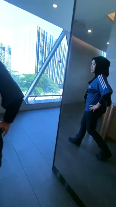 Cewe demen banget bercermin wkwk #travel #singapore