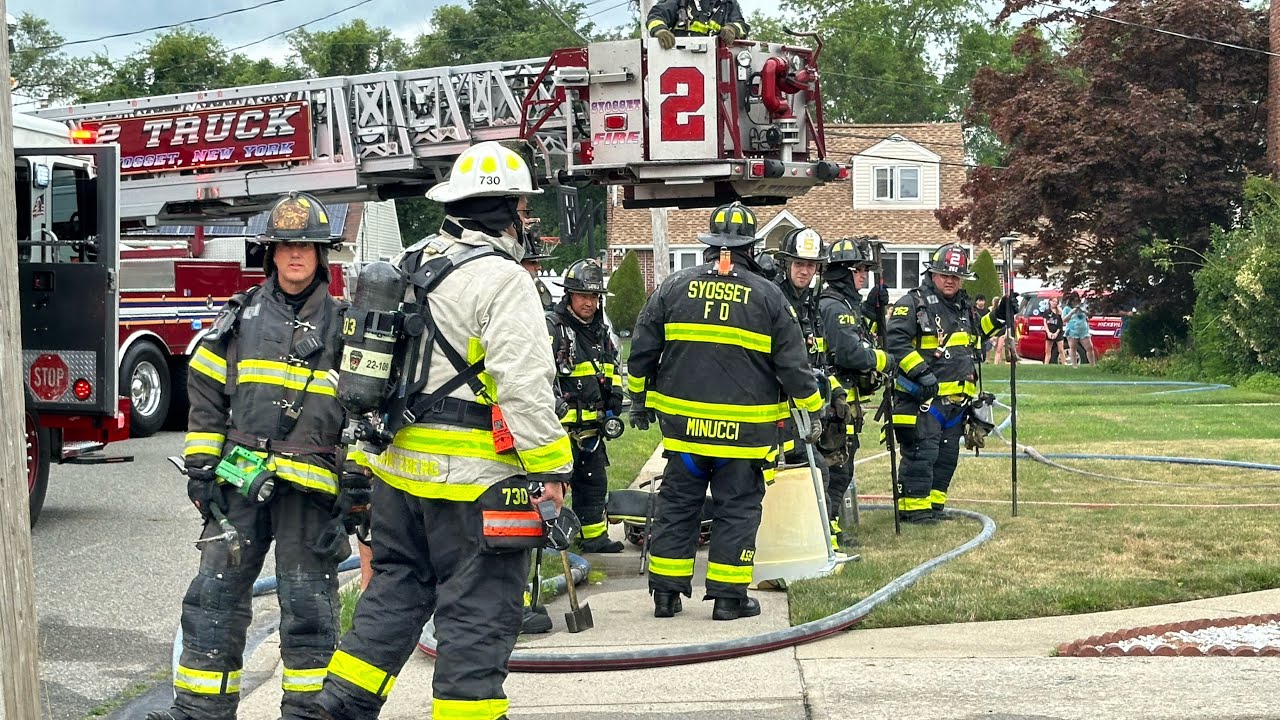 *EARLY ARRIVAL* Hicksville F.D. Responds to a  Working House Fire!