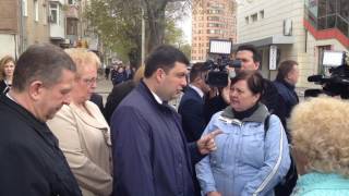 Гройсман общается с местными жителями Харькова