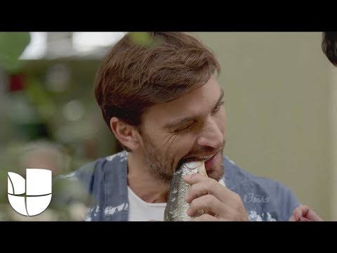 Video: Julián Gil Kaistaa Alasti