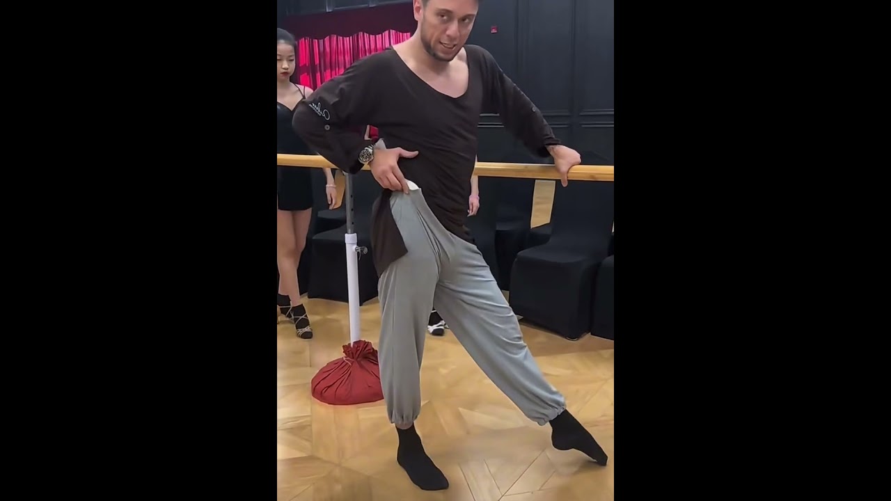 把杆训练walk时，要用后腿推动整个脊柱向前运动。扇形打开时，胯部不要太打开，不要失去与舞伴的连接，收腿时在斜角做动作。动力腿是充分自由的