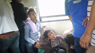20130411-102110 - Overcrowding on the Bangkok to Aranyaprathet train