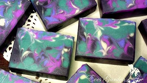 Making Lavender Patchouli Soap, Hanger Swirl Technique