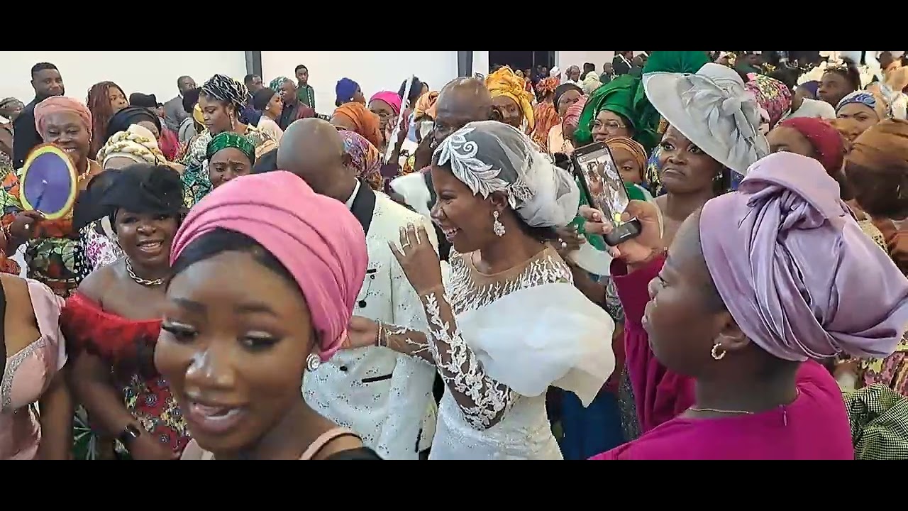 MARIAGE DE MA MFINDA MERVEILLE ET PAPA FRANCK DÉFILÉ ET LA SORTIE DES MARIÉS.